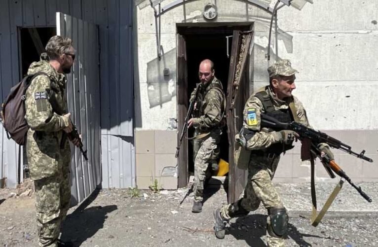 Halálbüntetést kaphatnak a brit zsoldosok, akiket a Donbasszban fogtak el