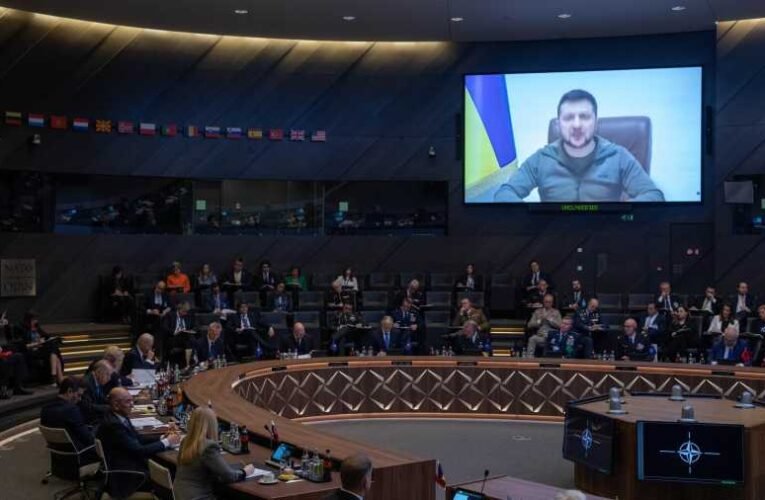 Zelenszkij: A háborúnak nem szabad elhúzódnia, adjatok még több fegyvert!