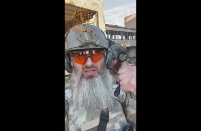 Egy halom fegyverrel állt át a csecsenekhez egy ukrán harcos (videó)