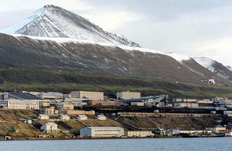 Norvégia megtagadta a Spitzbergákon található Barentsburg bányászfalu élelmiszer ellátását