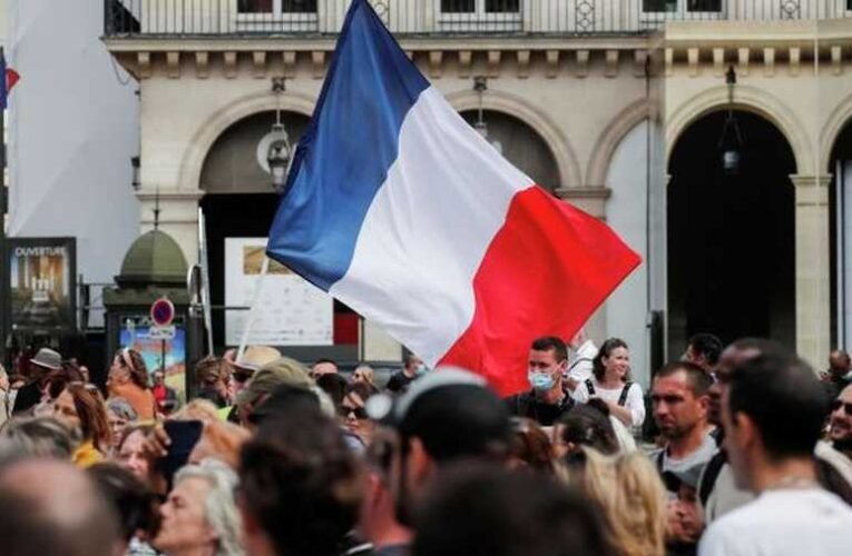 Életfogytiglani börtönt követelnek a franciák Zelenszkijre