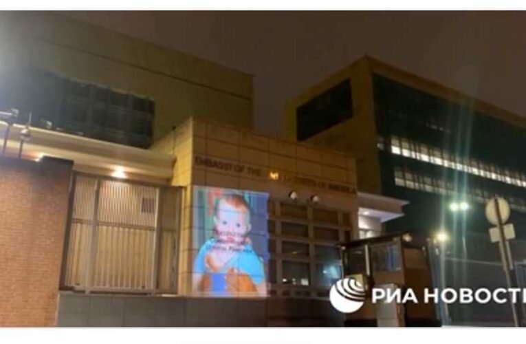 A Donbassz halott gyermekeiről készült videót vetítette az USA nagykövetségének épületére (videó 📺)