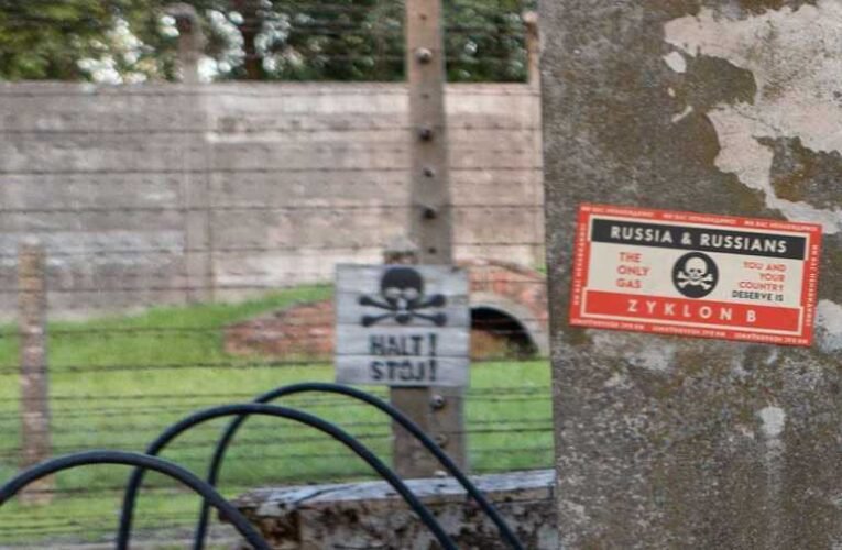 „Zyklon B-t az oroszoknak” – matricák jelentek meg a lengyelországi Auschwitzban