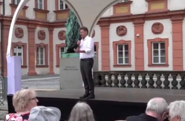 Takarodj! Háborús uszító! – kiabálták a német alkancellárnak (videó)