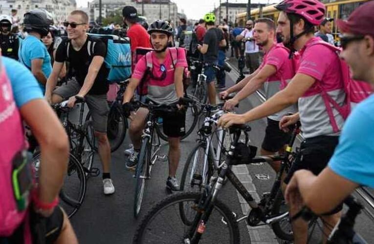 Gyurcsányok őrjöngenek – Kamuprofilokról szervezhette a DK a mai tüntetést – leköpték a Margit hídon a rendőrautót (videó 📺)