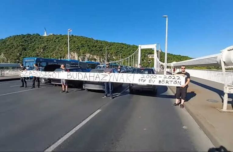 Tüntetők zárták le az Erzsébet hidat: kegyelmet követeltek Budaházyéknak