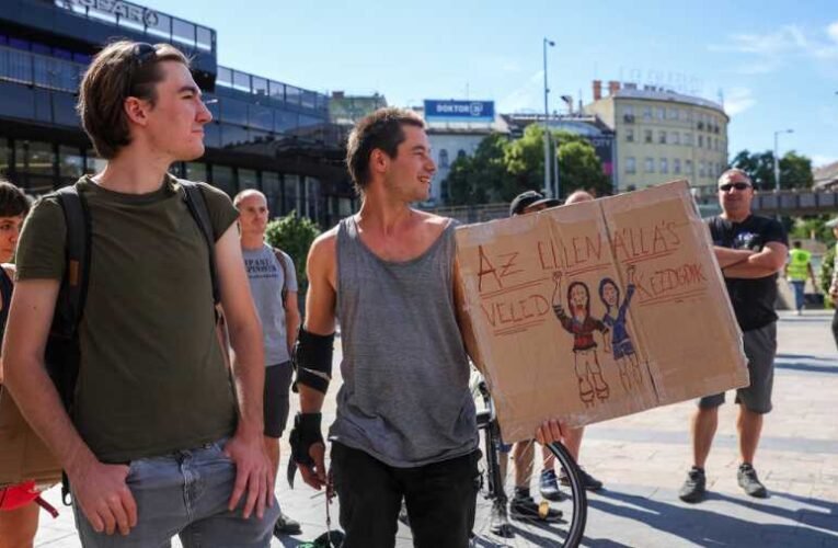 Több volt az újságíró a Nyugatinál, mint a tüntető – vasárnap is tüntettek