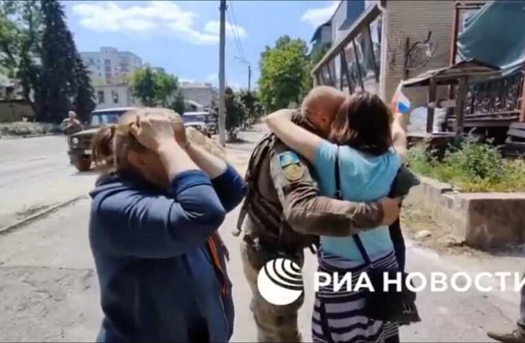 Szinte szétszedik a liszicsanszkiak a megérkező orosz katonát… örömükben (videó)