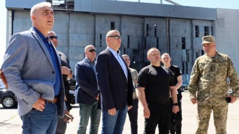 Kiemelt kép: Az ukrán hadsereg 2022. július 8-án közzétett fényképén Ruszin-Szendi Romulusz altábornagy, a Magyar Honvédség parancsnoka, és Valerij Zsaluzsniyij, az ukrán hadsereg főparancsnoka ukrajnai terepszemlén.