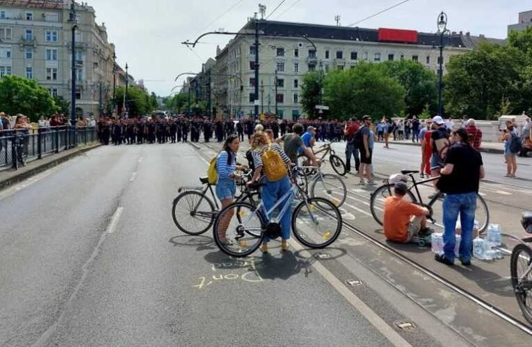 Gyors: Oszlatnak a rendőrök a Margit hídon – működik a sokkoló (frissítés: oszlatás – videó)