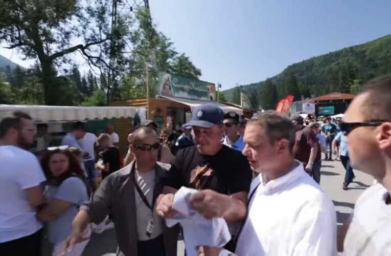 Orbán reakciója a román provokátorok kivezetésére: Csak olyan udvariasan, mint a budapesti rendőrök a hidakon a narkósokkal (videó)