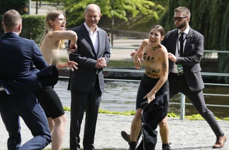 Két nő pucérkodott Scholz előtt az orosz gázembergó bevezetését követelve 📷