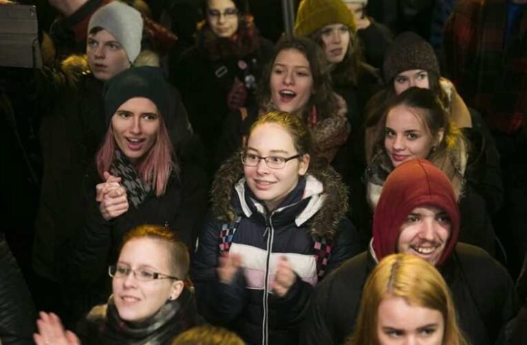 Nem jött be a gazdatünti, a tanév elején kockás inges diákokkal buktatna kormányt a baloldal
