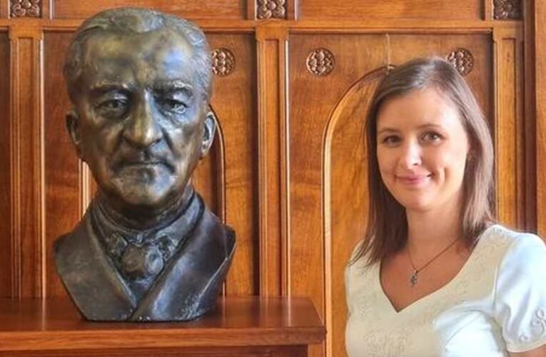 Horthy-szobrot állított a Mi Hazánk az Országgyűlés alelnökének irodájában