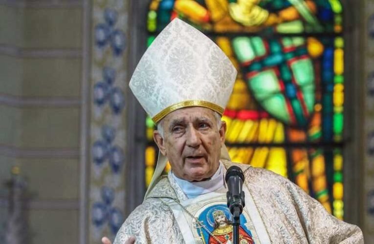 Stoffán György: Carlo atya (is) lapáton, avagy Veszprém urai nem változnak