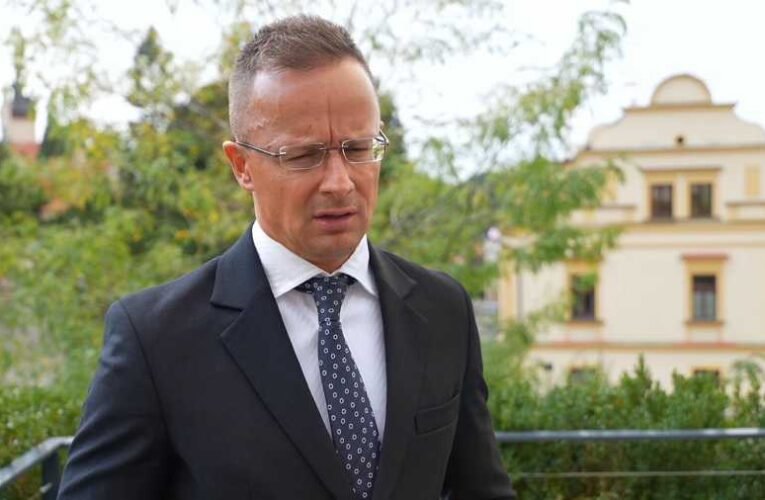 Szijjártó: beláthatatlan kockázatokkal jár, ha nem ér véget hamarosan a háború