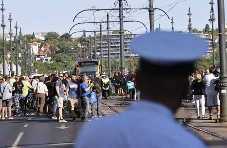 Hergeli és sztrájkra biztatja a diákokat és a szülőket is a Tanítanék Mozgalom