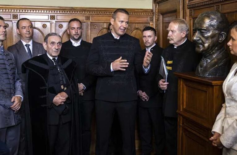 Stoffán György: Horthy-szobor a Parlamentben