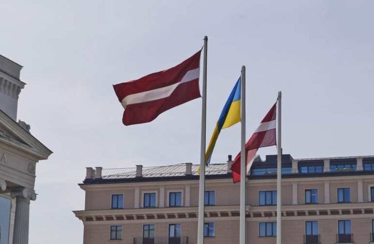 Hivatalos: A lett parlament terrorizmust támogató országnak bélyegezte Oroszországot – kiutasítják a lettországi orosz állampolgárokat