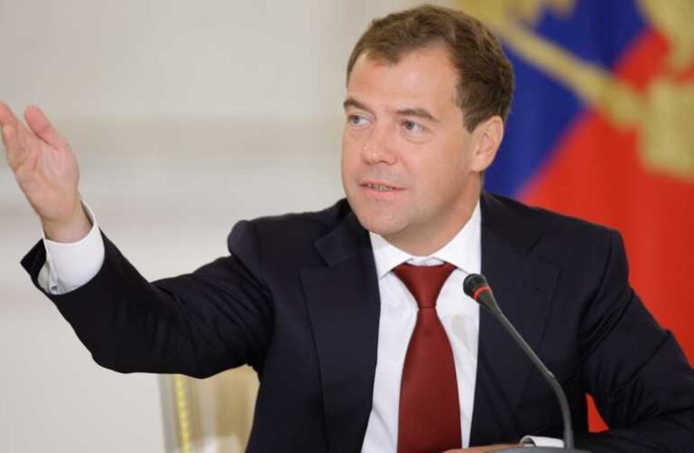 Medvegyev ukrán főbohócnak nevezte Zelenszkijt