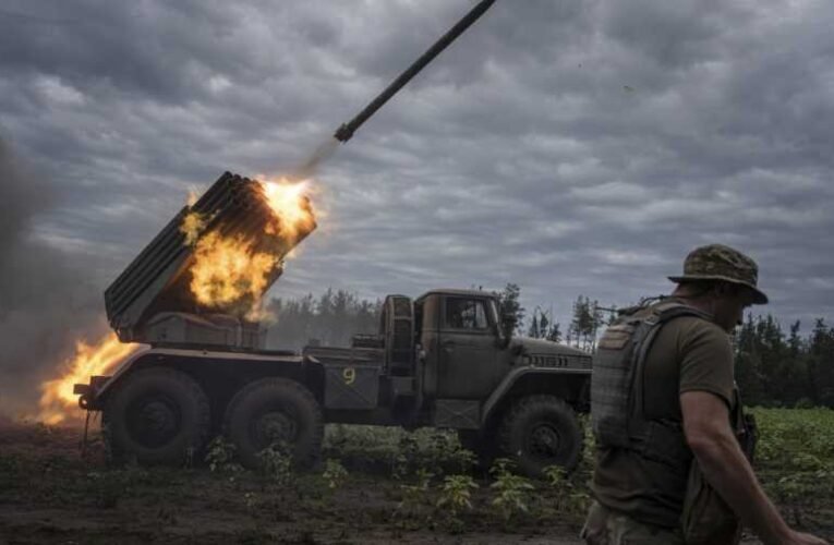 Zelenszkij beismerte: Az ukrán erők nem tudják felvenni a harcot az oroszokkal