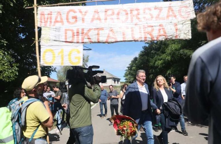 „Bátor” O1G-sek a diktatúra ellen tiltakoznak a fideszes piknik helyszínén a fene nagy diktatúrában