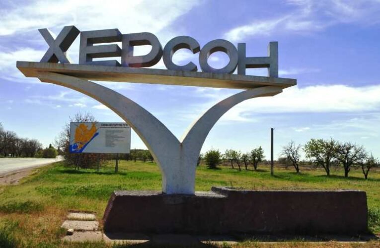 Egy békeajánlat miatt vonulhattak ki Herszonból az oroszok