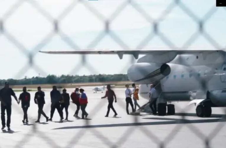 Ron DeSantis Florida kormányzója migránsokat küldött a liberálisoknak (videó)