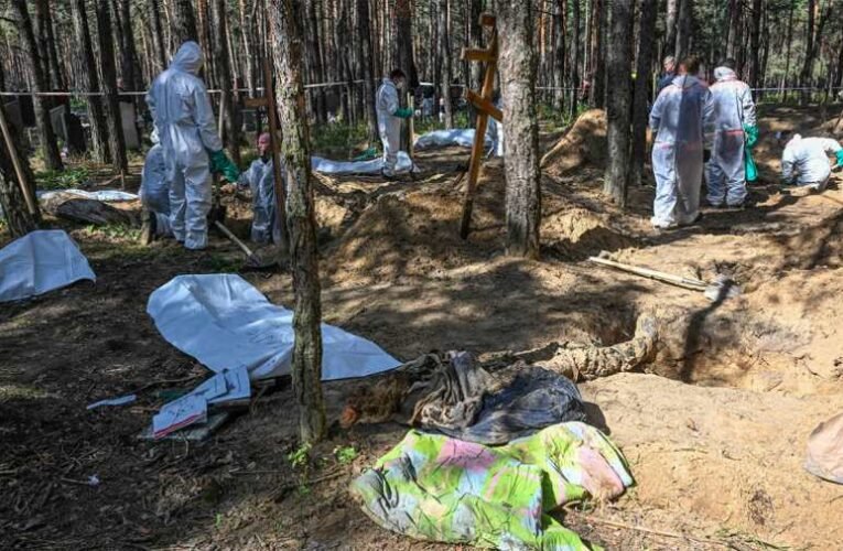 Hazugság: A Kreml tagadja az izyumi tömegsírral kapcsolatos ukrán vádakat