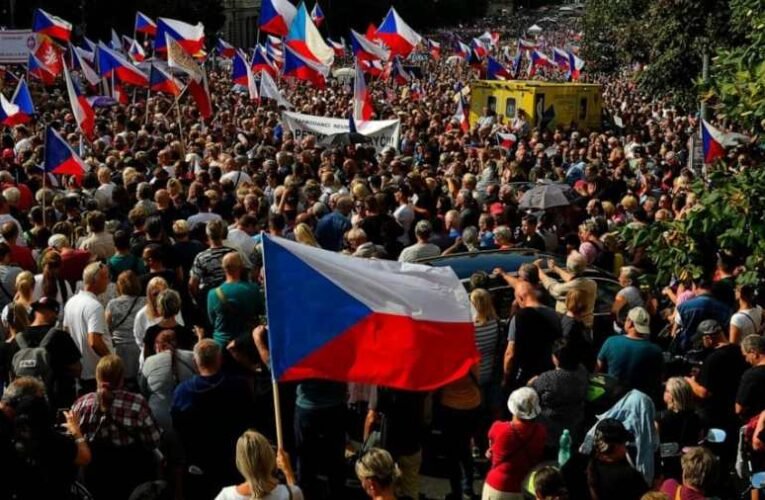 Prágai tömegtüntetés a kormány, a NATO és az EU ellen