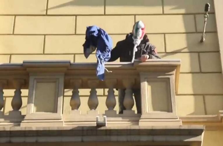 Letépték az EU-zászlót a felháborodott olaszok az Európai Bizottság római székházáról (videó)