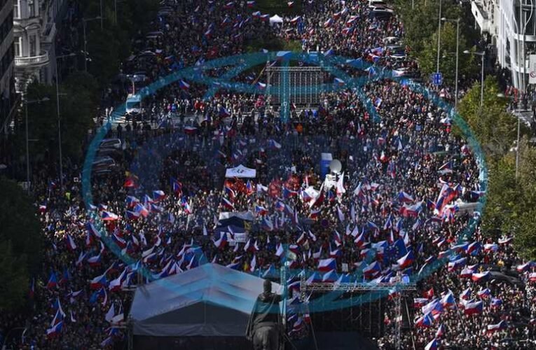 Tízezrek követelték a kormány lemondását több cseh nagyvárosban