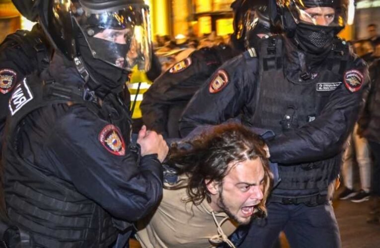 Tüntetések törtek ki Oroszországban Putyin mozgósításról szóló tegnap reggeli bejelentése miatt (VIDEÓ)