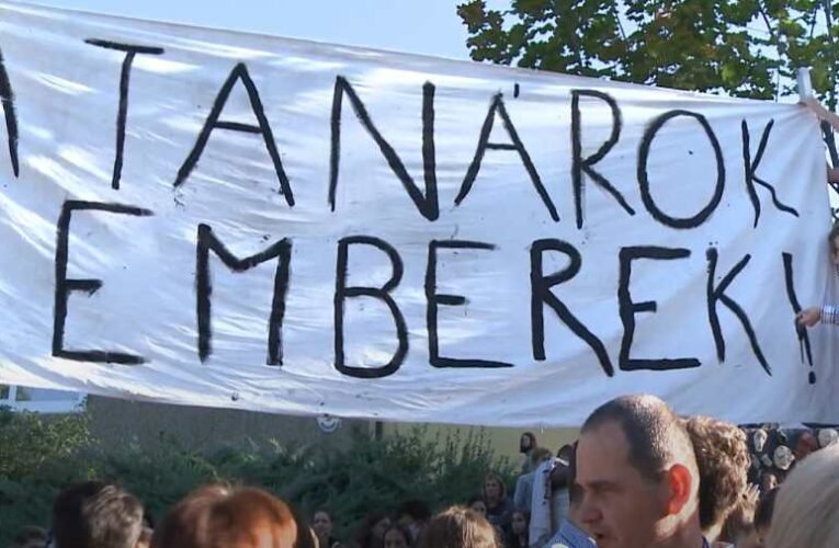 „Demokráciaórákat” ígér novemberre a Pedagógusok Szakszervezete