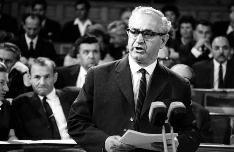 Ő volt Apró Antal, aki a kommunista érdemeiért megkapta azt a villát, ahonnan Dobrev ellenállást hirdet