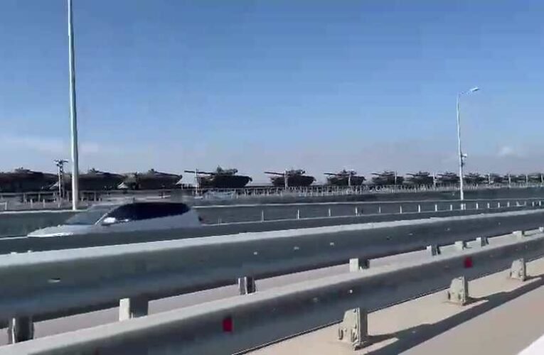 Valami készül: rengeteg páncélost szállítanak a Krími hídon keresztül az oroszok (videó)