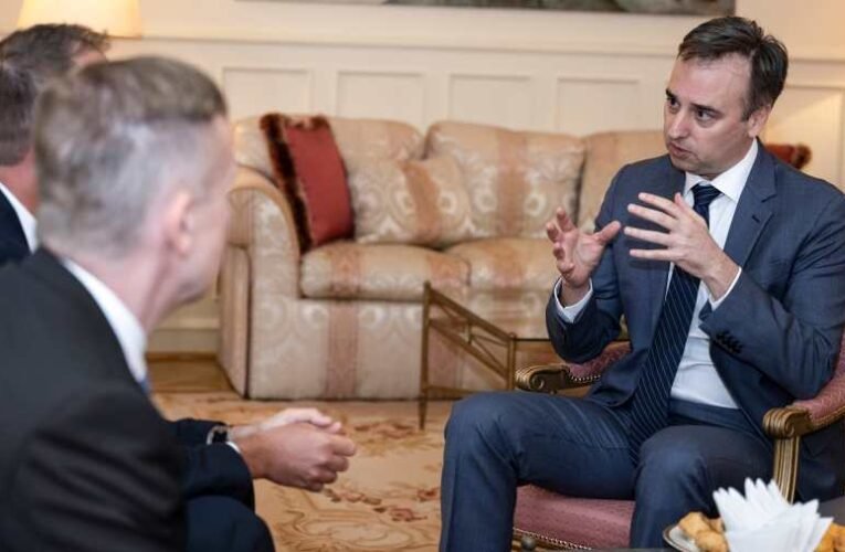 Vasvári és Matusik uraknak illene most lemondaniuk