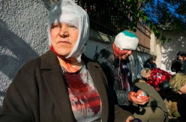 Ezt látni kell: készülnek a felvételek az orosz támadásban „megsebesült, vérző” kijeviekről