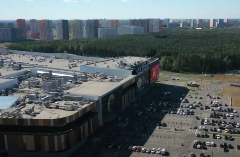 Élet a szankciók után: Nyugati márkák, amelyek csak látszólag hagyták el Oroszországot – Riport egy moszkvai bevásárlóközpontból