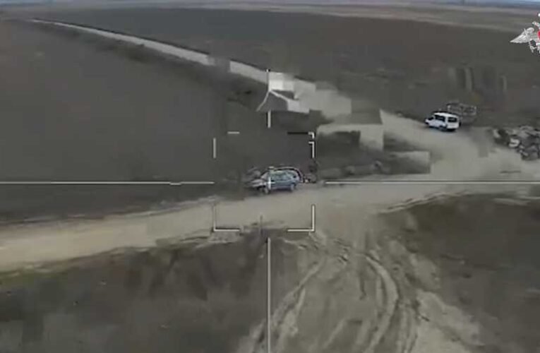 Így csapnak le az orosz kamikaze drónok – az orosz hadsereg felvétele (videó)