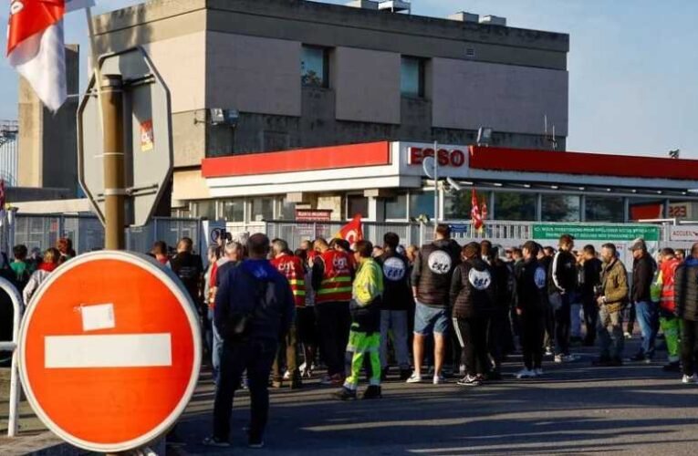 A francia benzinkutakon folyamatosan emelkedik az üzemanyag ára, de Macron szerint jövő hétre enyhülhet a hiány