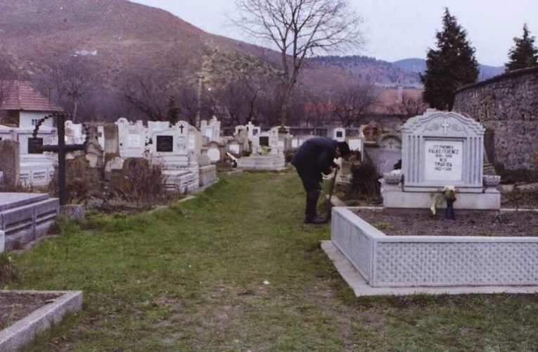 Stoffán György: Halottaink emlékezete – Fényt hagyni magunk után…