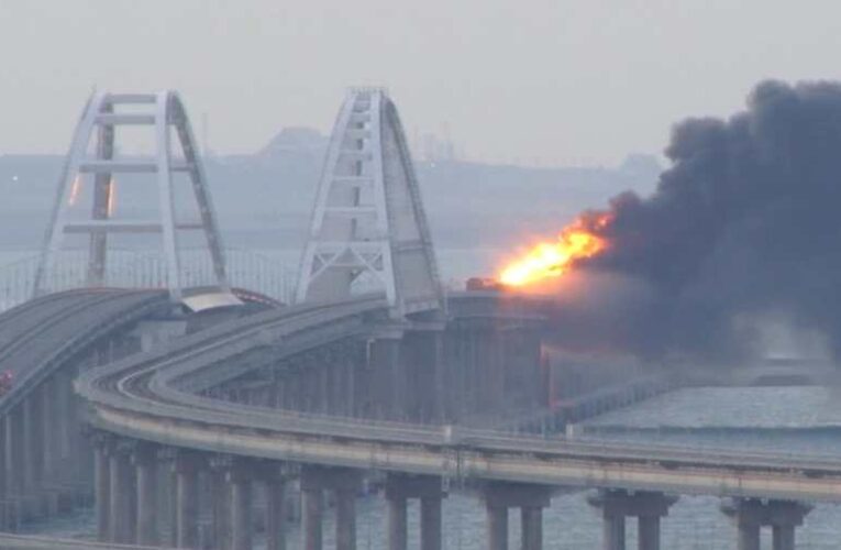 Robbanás történt a krími hídon, jelentős károk keletkeztek (videó)