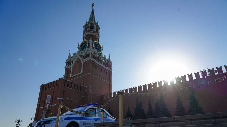 Кремль ру подать. Башни Кремля. Кремль в октябре. Лев на Спасской башне фото. Российской Федерации «террористическим режимом».