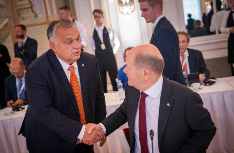 Orbán Viktor útjukban van, el kell távolítani – Koholt vádak, koncepciós perek