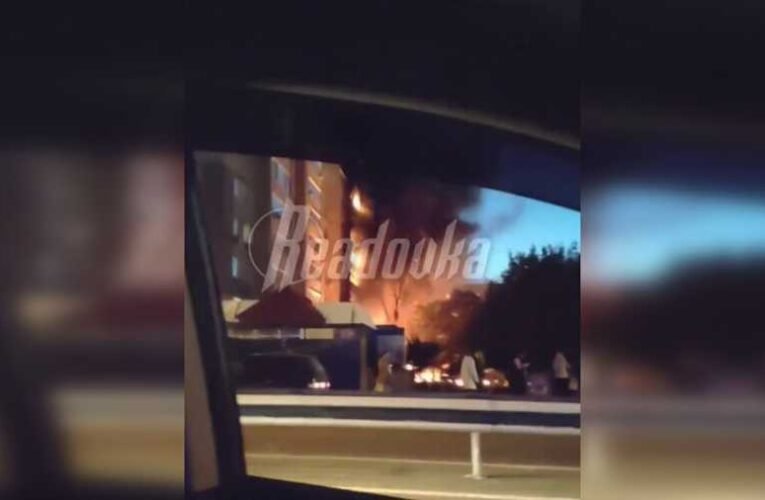 Tízen vesztették életüket miután a vadászgép egy lakóépületre zuhant (videók)