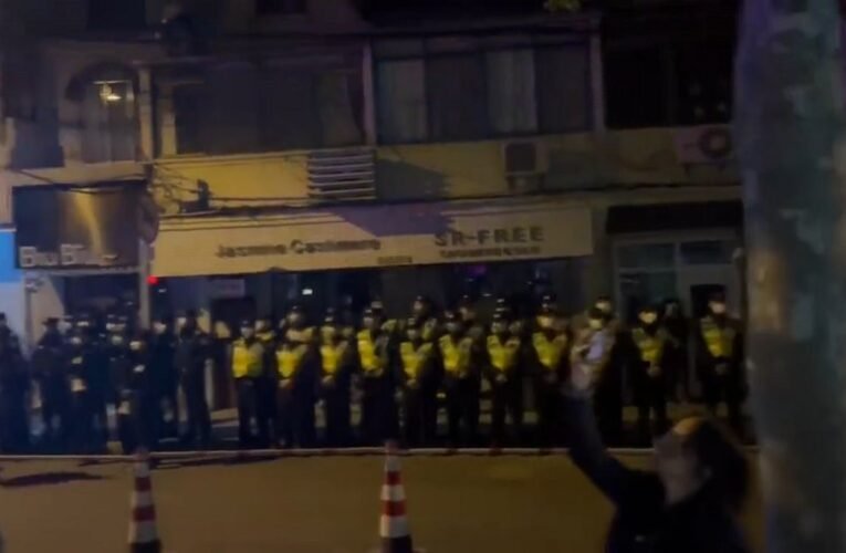 Tüntetések Sanghajban, Vuhanban és más városokban a covid lezárások miatt és a KKP ellen