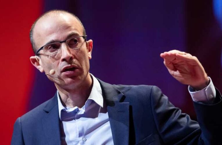 Yuval Noah Harari nekiment Orbánnak