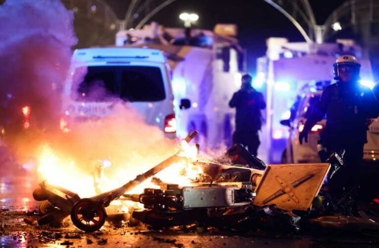 Nem csitulnak a kedélyek Brüsszelben: marokkói drukkerek támadják a járműveket (videó)