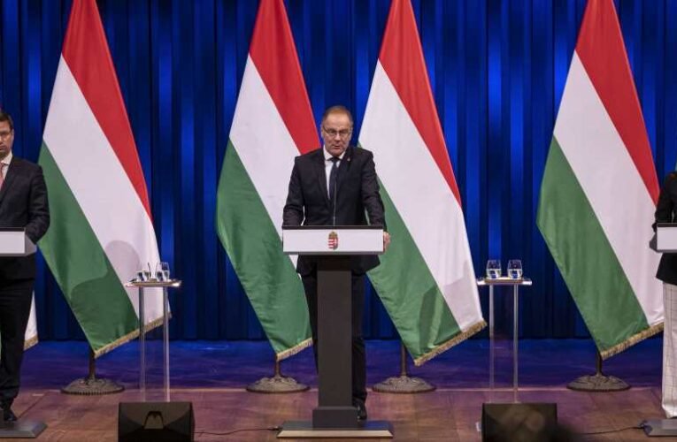 Rendkívüli kormányinfó – Navracsics Tibor: jelentős előrelépés, hogy másfél év után elfogadták a magyar helyreállítási tervet